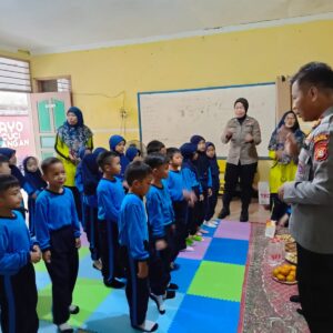 Ajarkan Sejak Dini, Personel Polsek Cengkareng Beri Edukasi Para Siswa TK RA Tarbiyatun Nufus