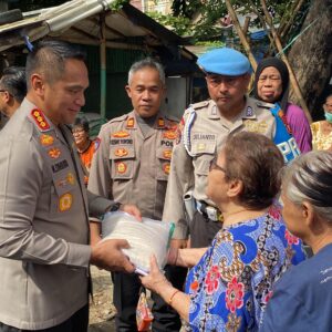 Bersama Vihara Dharma Bakti, Polres Metro Jakarta Barat Kembali Salurkan 350 Paket Beras ke Pemukiman Padat Penduduk