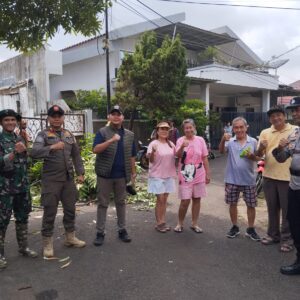 Kerja Bakti Bersama 3 Pilar, Polsek Kalideres Jakarta Barat Bersihkan Lingkungan