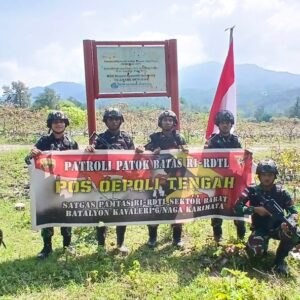 Amankan Perbatasan Negara, Pos Oepoli Tengah Satgas Yonkav 6/Naga Karimata Laksanakan Patroli Patok