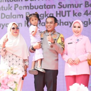 HUT Ke- 44 YKB Sulsel Gelar Bedah Rumah dan Sumur Bor, Kapolda Sulsel Hadir Sapa Masyarakat