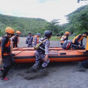 Tim SAR Gabungan TNI AL Berhasil Temukan Jasad WNA AUSTRALIA Yang Hilang Tenggelam Di Pantai Wisata Grajagan BANYUWANGI