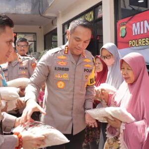30 Anak Yatim Diberi Santunan, 300 Paket Beras Gratis Bagi Warga oleh Polsek Cengkareng