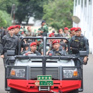 Sukses Taklukkan Beragam Materi Gultor, Kasad Terima Brevet Anti Teror Kehormatan