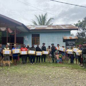 Satgas Yonif 310/KK Bagikan Bansos Sembako Di Pedalamam Papua