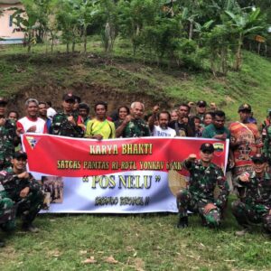 Perkuat Hubungan Dengan Masyarakat, Pos Nelu Satgas Yonkav 6/Naga Karimata Laksanakan Gotong Royong