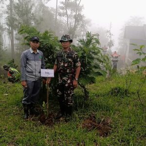 Jaga Kelestarian Alam, Kodim 0801/Pacitan Berikan Bibit Tanaman Untuk Penghijauan.