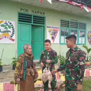 Pos Napan Satgas Yonkav 6/Naga Karimata Berikan Ayam Potong Kepada Masyarakat