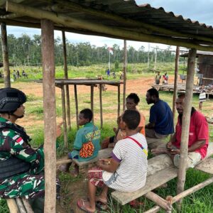 Melalui Silaturahmi dan Komunikasi Sosial Satgas Pamtas Statis RI-PNG Yonif 111/KB Ajak Masyarakat Jaga Kekompakan