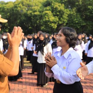 Pj. Wali Kota Bekasi Serahkan SK PPPK Secara Simbolis untuk 550 Tenaga Pendidik