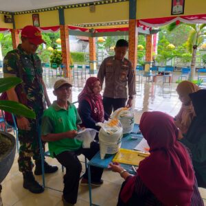 TNI-Polri Kawal Distribusi Bantuan Beras dari Bulog