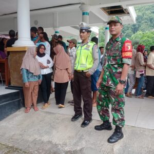 TNI-Polri Amankan Operasi Pasar Beras Murah di Pacitan