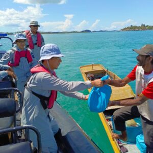 Jelang Idul Fitri, Pangkalan Bakamla Batam Bagikan Sembako Untuk Nelayan