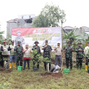 Peringati Hari Bumi Sedunia, Kodim/0507 Bekasi Bersama Warga Bersihkan Kali dan Tanam Ratusan Pohon