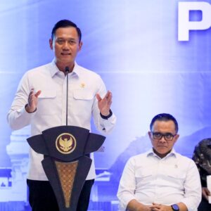 Pertama Kali Menteri AHY Dampingi Presiden Serahkan Sertipikat Tanah, Langsung Sertipikat Tanah Elektronik