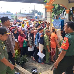 Babinsa Bojong Menteng Bersama Bhabinkamtibmas Dampingi Penyaluran Beras Dari Kemensos Untuk Warga