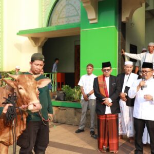 Pj. Wali Kota Bekasi Shalat Idul Adha Sekaligus Serahkan Hewan Qurban