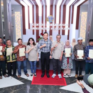 Untuk Pertama Kali di Kalbar, Sertipikat Tanah Elektronik Diserahkan Oleh Menteri AHY di Kubu Raya