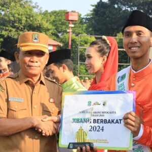 Sekda Serahkan Penghargaan Kepada Pemenang Abang Mpok Kota Bekasi Tahun 2024