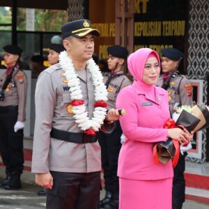 Setelah Sertijab di Mapolda Sumut, Kapolres Tapteng Yang Baru Tiba di Polres Tapteng di Sambut Dengan Pengalungan Bunga