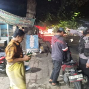 Kepedulian: Polisi Patroli Presisi Polres Jakbar Tolong Masyarakat yang Motornya Kehabisan Bensin