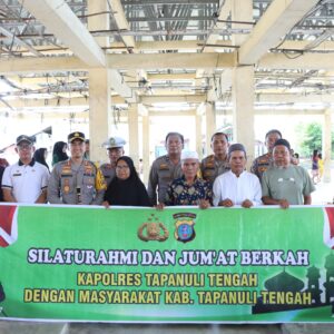 Jumat Berkah ; Kapolres Tapteng Bagikan Sembako Kepada Warga di Hajoran