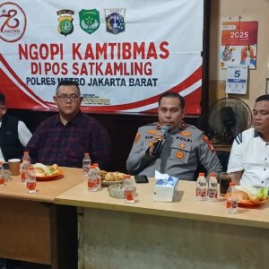 Ngopi Kamtibmas di Pos Satkamling: Polsek Tambora Perkuat Komunikasi dengan Masyarakat