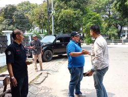 PWI Bekasi Raya Berbagi Jum’at Berkah di Seputaran Gedung Biru Bekasi Raya 