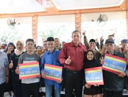 BLT dari Cukai Tembakau Dibagikan, Walikota Tri Langsung Salurkan ke Warga