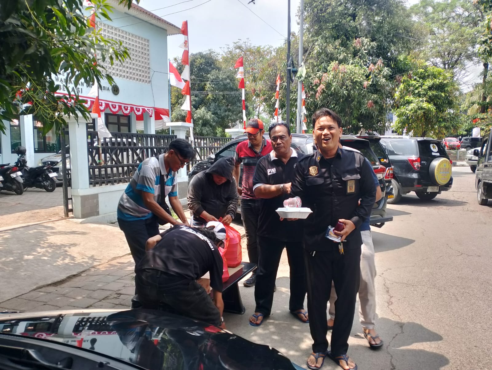 PWI Bekasi Raya Gelar “Jum’at Berkah”, Tebar Kepedulian untuk Warga