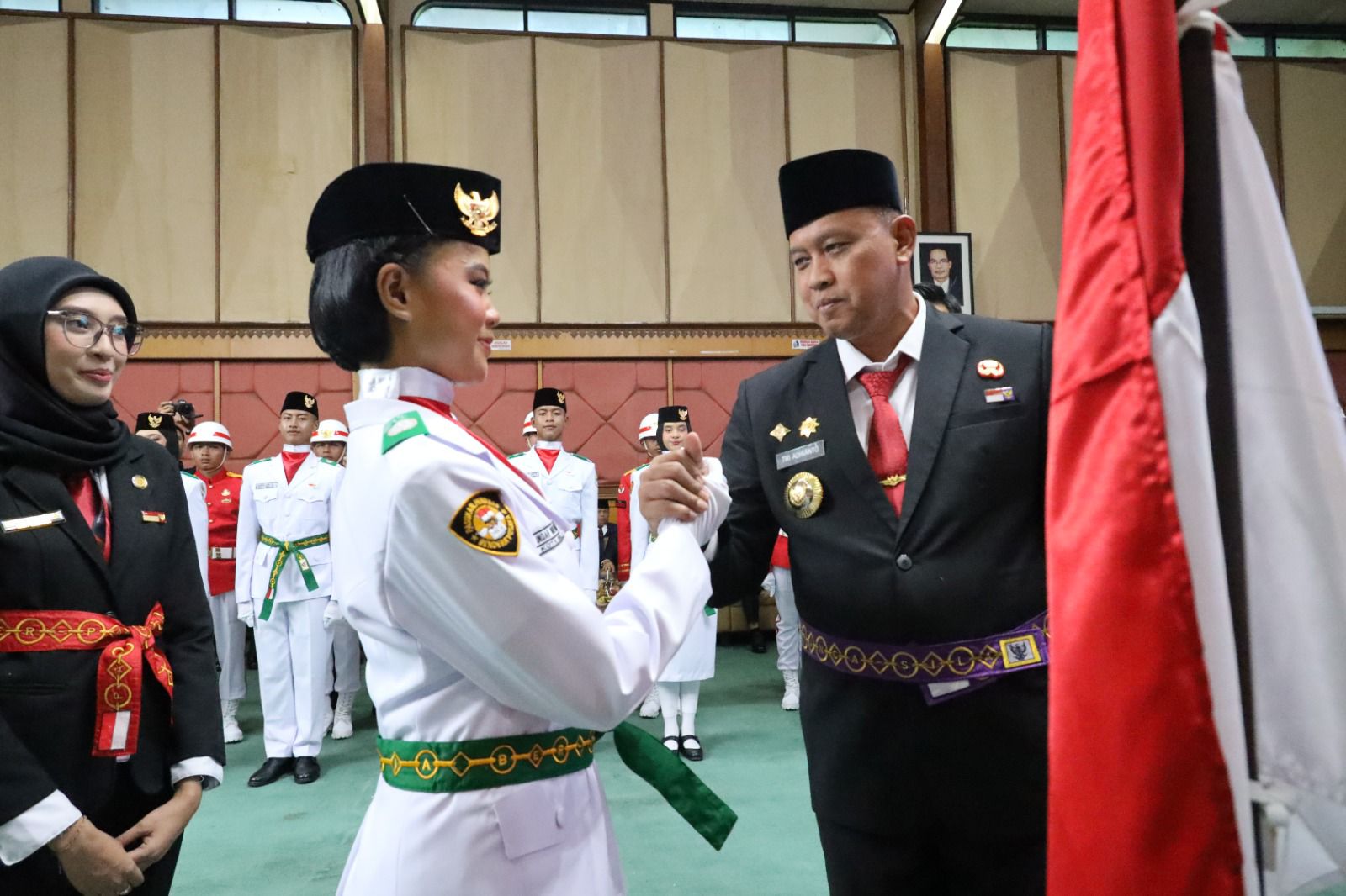 Wali Kota Bekasi Tri Adhianto Kukuhkan Paskibraka Kota Bekasi, Teguhkan Semangat Nasionalisme