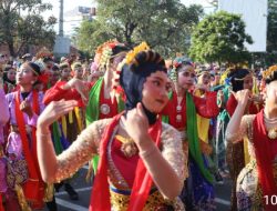 CFD BEKASI DIPADATI PENARI, TARI KOLOSAL RONGGENG NYENTRIK GUNCANG JALAN AHMAD YANI